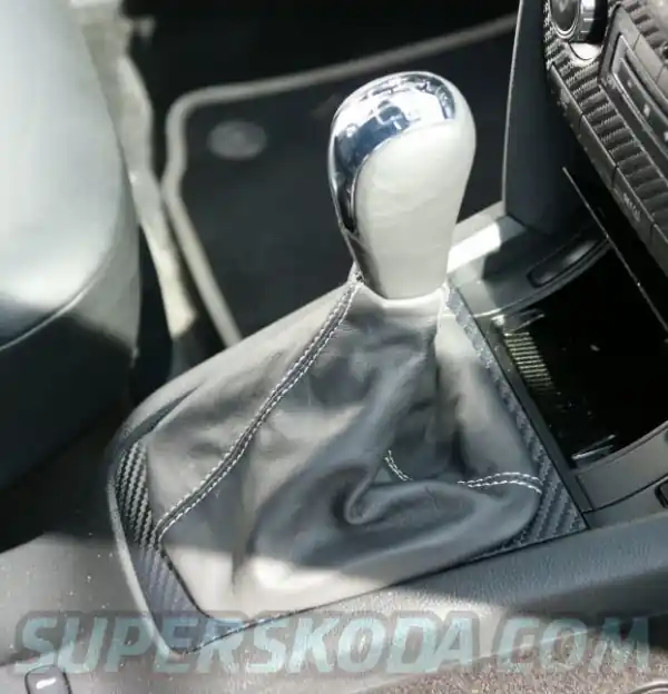 Škoda Yeti - Kompletní řadička s bílím prošitím M6 Vrácení Zdarma