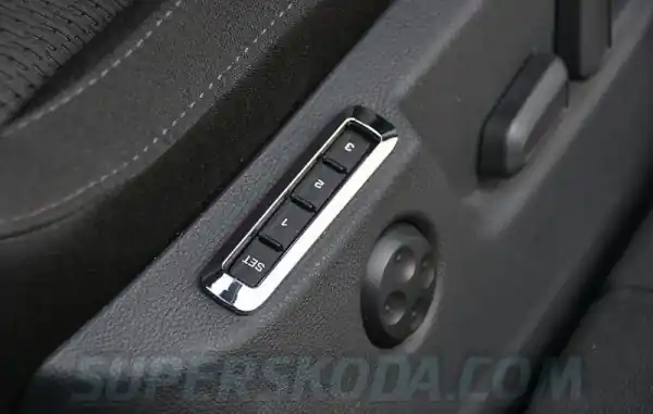 Značkový Škoda Superb II - Chromový rámeček nastavování sedaček