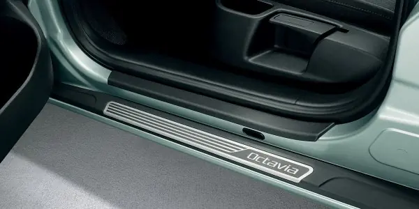 Zlevněný Škoda Octavia II 04-12 - Pastové kryty prahů s logem OCTAVIA