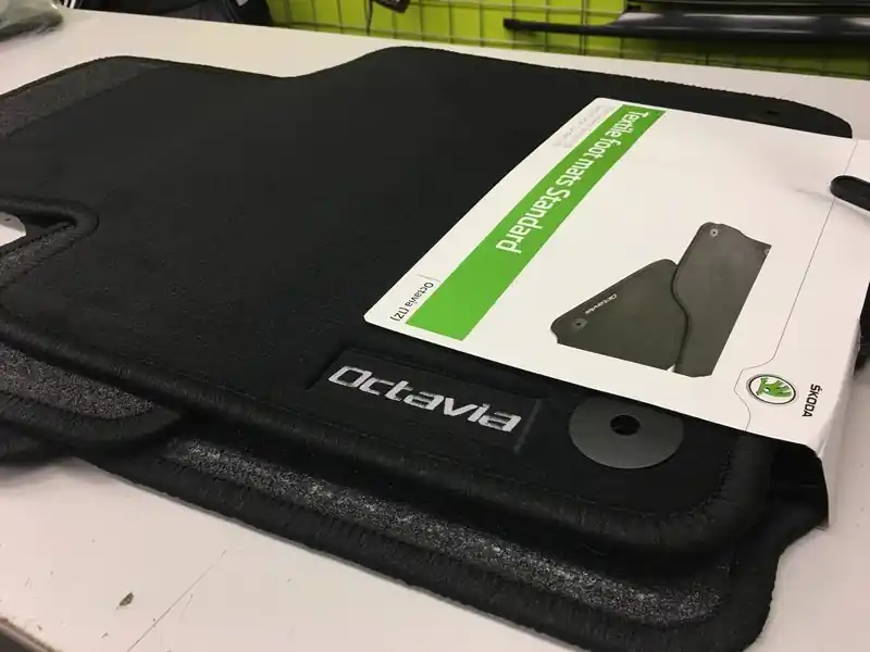 Speciální Cena Škoda Octavia II 04-12 - Matné textilní koberce s logem OCTAVIA PRESTIGE