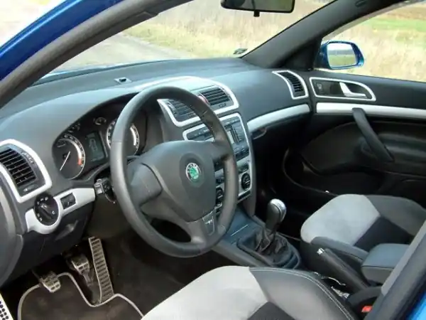 Pouze Dnes Škoda Octavia II / facelift - Dekory interiéru, sada 1 (lišty palubní desky a dveří )stříbrný matný