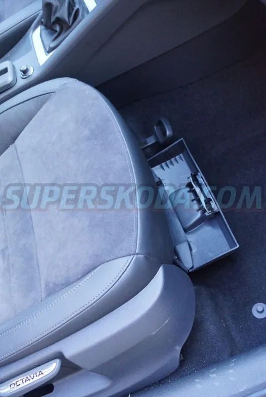 Škoda Octavia III - Odkládací schránka pod sedačku pravá Nízká Cena