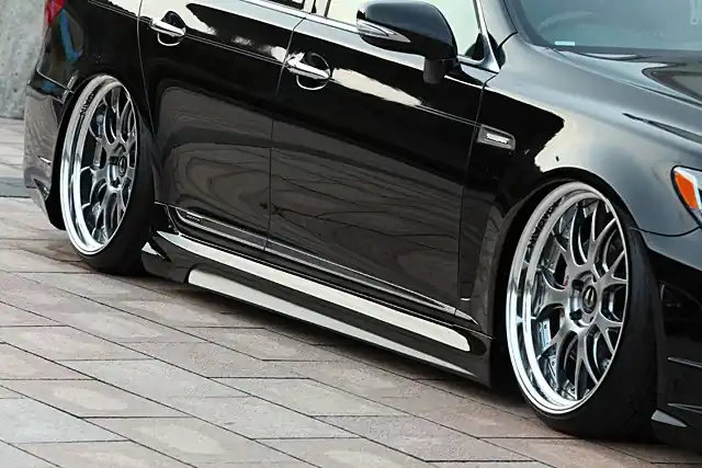 Výprodej Lexus LS - kryty prahů VIP GT od AIMGAIN