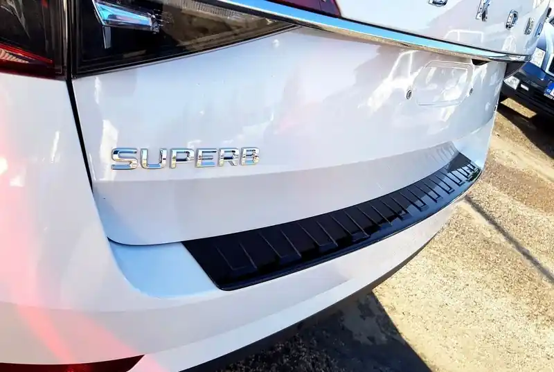 Superb III Combi Facelift 2019+ kryt nárazníku GLOSSY BLACK Zlevněný