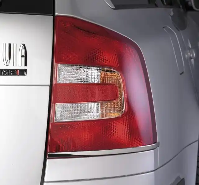 Chromované lišty spodní hrany světel Škoda Octavia II Combi (2005 - 2013) - Milotec Víkendová Akce