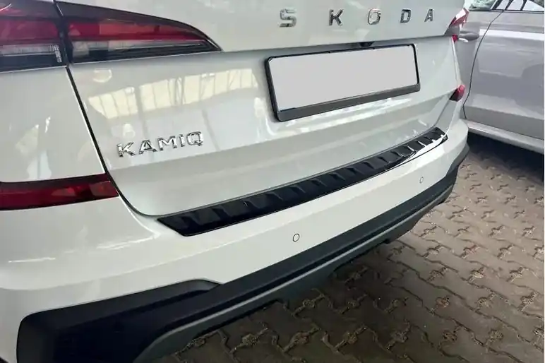Škoda Kamiq Facelift - práh pátých dveří - černý lesklý "klavírlak" Odeslání Ihned