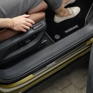 Škoda Kodiaq II - Dekorativní prahové lišty ALU ČERNÉ přední Víkendová Akce
