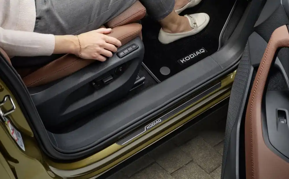 Škoda Kodiaq II - Dekorativní prahové lišty ALU ČERNÉ přední Víkendová Akce