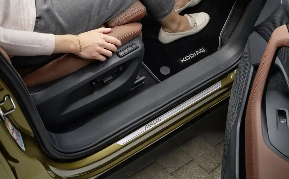 Škoda Kodiaq II - Dekorativní prahové lišty ALU přední Horká Nabídka