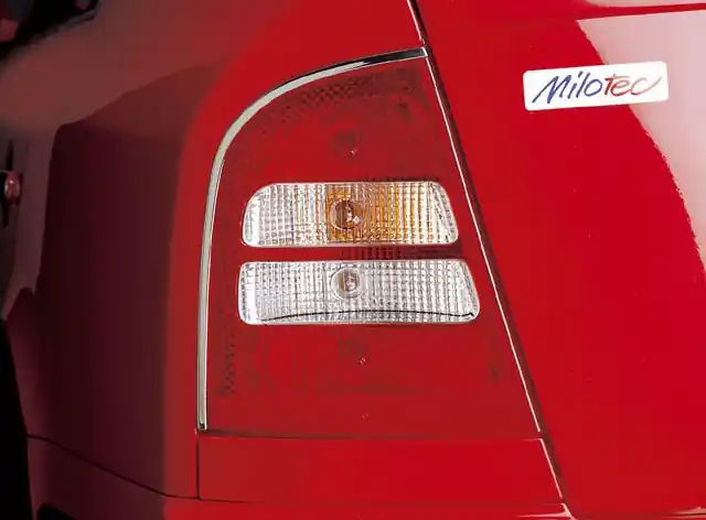 Lišty zadních světel - chrom Škoda Octavia I Liftback (1997 - 2010) Expresní Doručení